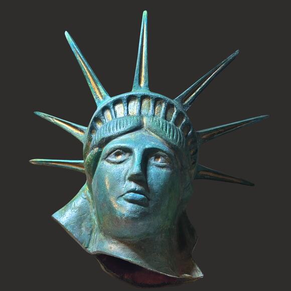 Red Robin Statue of Liberty Head - Kitschy, Retro Americana - Large sized - Picture 1 of 13